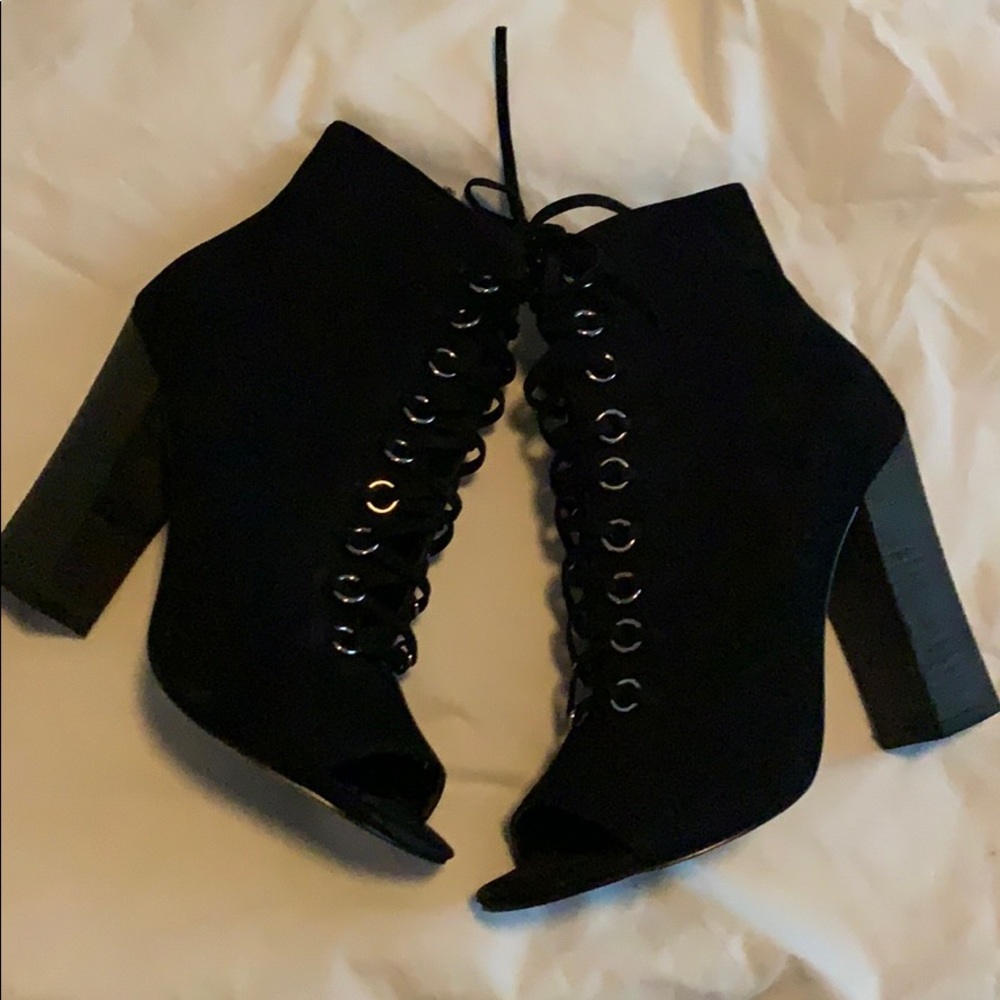 NWOT Black Laceup Heels from Steve Madden. Sz 7.5